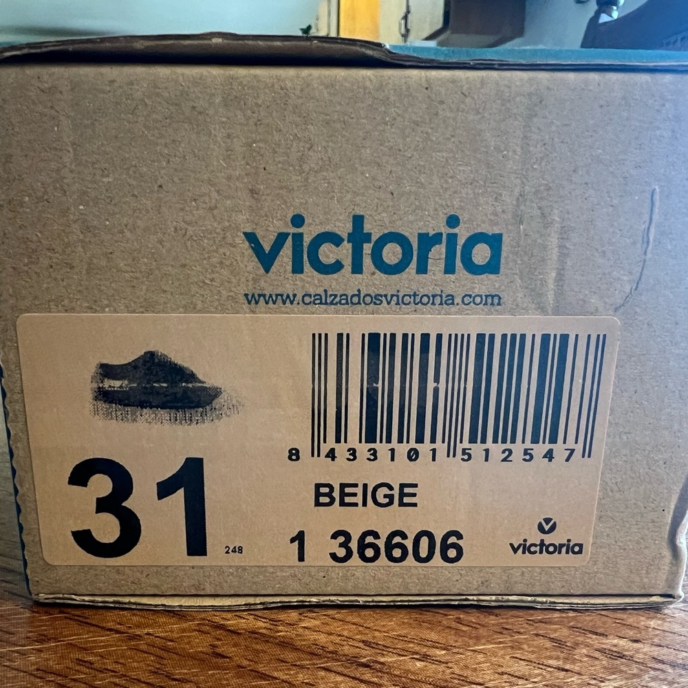 BRAND NEW Victoria Double Velcro, Beige Shoes 31 EU Size - Picture 4 of 5